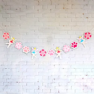 Dettaglio della ghirlanda ballerina fata con fiori di ciliegio e zampe di gatto rosa