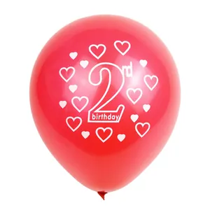 Ballon d'anniversaire rouge 2 ans en latex avec cœurs blancs et décor artistique