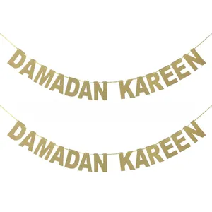 Detalle de banderines dorados con purpurina Ramadan Kareem para decoración de fiestas