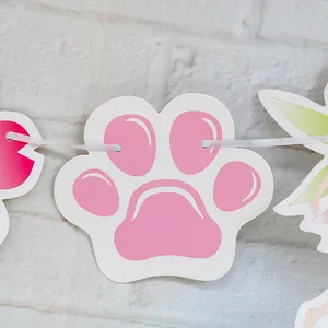 Vista dettagliata della ghirlanda rosa a forma di zampa di gatto per decorazioni party