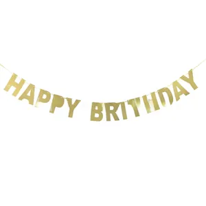 Detalle de banner Happy Birthday en cartulina dorada con purpurina sobre fondo blanco