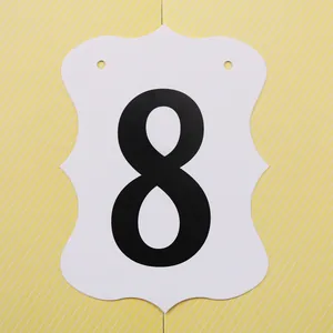 Dettaglio del numero 8 decorativo bianco con eleganti bordi smerlati in stile retrò