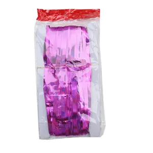 Tenda a frange in lamina magenta in sacchetto di plastica con foro per appendere