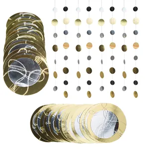 Detail van hangende goud en zilver metallic papieren cirkelslingers voor partydecor