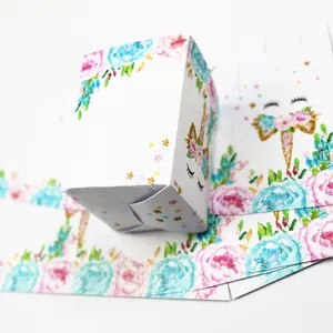 Mini Einhorn Geschenkkarton 5,5x7cm mit Maßen und floraler Partyverpackung