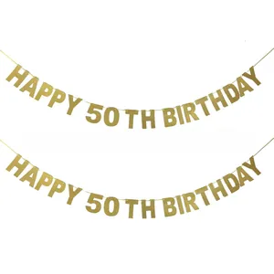 Detalle de pancarta Happy 50th Birthday con purpurina dorada para decoración