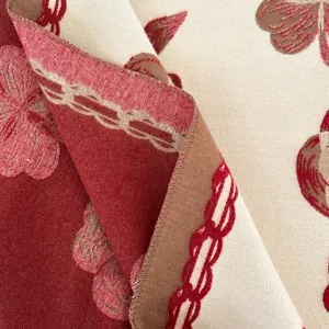 Gros plan détaillé du motif camélia avec texture épaisse façon cachemire et surpiqûres