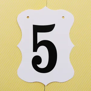 Dettaglio cartellino bianco a scudo con numero 5 nero per decorazione tavoli