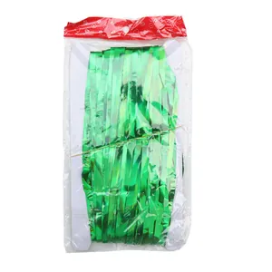 Dettaglio della tenda a frange metallica verde confezionata in un sacchetto di plastica