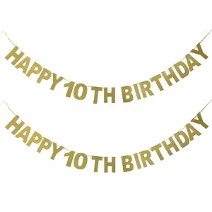 Detalle de banderines dorados con purpurina Happy 10th Birthday para decoración