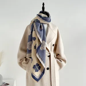Détail d'une écharpe en cachemire synthétique à motif trèfle et imprimé chaîne