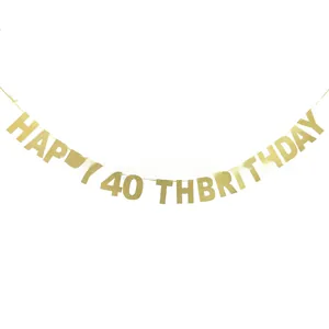 Detalle de las letras doradas brillantes de la pancarta Happy 40th Birthday para fiesta