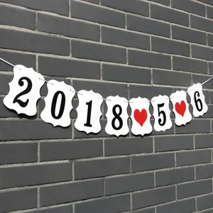 Pancarta Just Married con fecha personalizada 2018-5-6 y corazón rojo para bodas