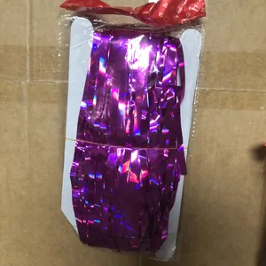 Dettaglio della tenda a frange metalliche viola nella confezione per feste