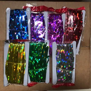 Dettaglio di sette tende metalliche a pioggia in vivaci colori con finitura laser