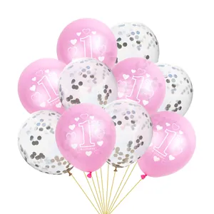 Détail de ballons roses du 1er anniversaire avec confettis et inscription 1st Birthday
