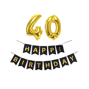 Détail des ballons dorés chiffre 40 et de la bannière Happy Birthday pour fête de 40 ans