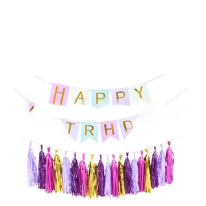 Détail de la bannière Feliz Cumpleaños avec glands en papier macaron et feuille d'or festif