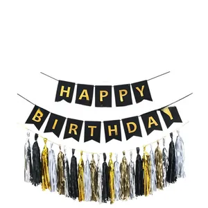 Détail de la bannière Happy Birthday avec lettres or noir et glands en papier brillant
