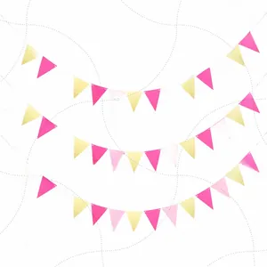 Détail de fanions triangulaires scintillants rose et jaune pour décoration de fête d'enfant