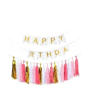 Détail d'une bannière Happy Birthday blanche avec pompons colorés pour décoration