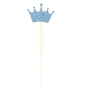 Décoration de gâteau en forme de couronne bleue pailletée pour fêtes sur fond blanc