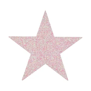Détail d'une décoration en étoile à paillettes roses pour guirlandes de mariage