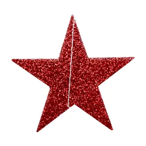 Détail d'une guirlande d'étoiles rouges scintillantes avec finition à paillettes
