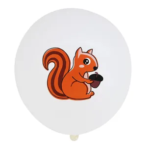Detail van een 12 inch witte latex ballon met een schattige oranje eekhoorn-print