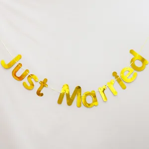 Dettaglio dello striscione Just Married dorato metallizzato per decorazioni di nozze
