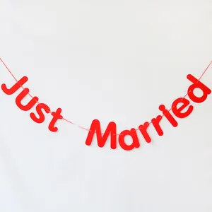 Dettaglio dello striscione rosso Just Married in tessuto per decorazioni di matrimoni