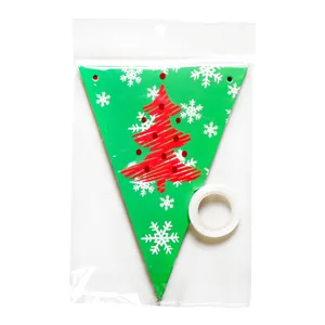 Detail van groene kerstbanners met rood boommotief in een transparante verpakking
