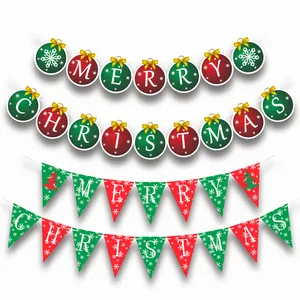 Detail van Merry Christmas slingers en vlaggetjes in feestelijk rood, groen en wit