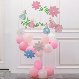 Prinsessenballonboog met bloemen voor de decoratie van verjaardagsfeestjes voor meisjes