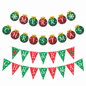 Detail van rode en groene Merry Christmas-banners met sneeuwvlokken en kerstboampatronen