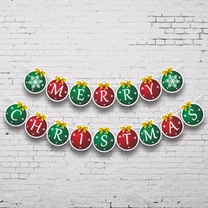 Detail van Merry Christmas slinger met rode en groene ronde kaarten en gele strikken