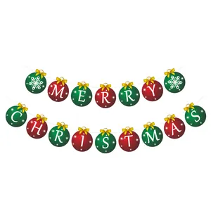 Detail van rode en groene Merry Christmas-banner met gouden strikken en sneeuwvlokken