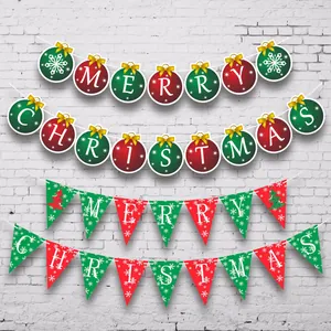 Detail van Merry Christmas-banners met rode en groene wimpels en gouden strikjes