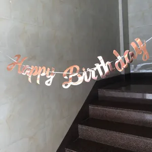 Roségoldene Happy Birthday Girlande mit eleganter Schrift auf Marmorhintergrund