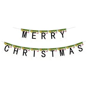 Detail van de Merry Christmas slinger met dennennaalden, rode ballen en gouden bellen