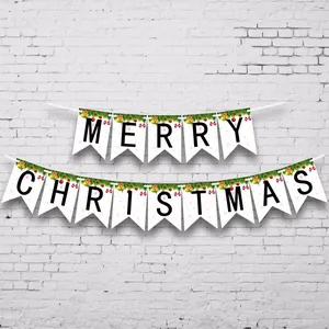 Detail van Merry Christmas slingers met dennen en rode bellen op een witte bakstenen muur