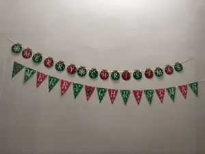 Detail van rode en groene kerstbanners met sneeuwvlokpatronen en ronde kerstkaarten