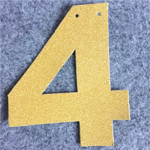 Dettaglio del numero 4 dorato glitterato per decorazione di striscioni per compleanni