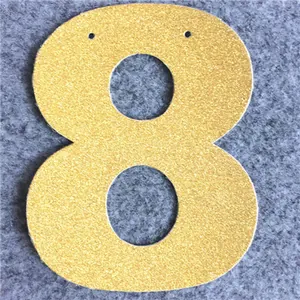 Dettaglio numero 8 con glitter dorati per ghirlande con fori per appendere l'addobbo