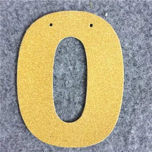 Dettaglio dello striscione glitter oro numero zero con fori per decorazione di feste