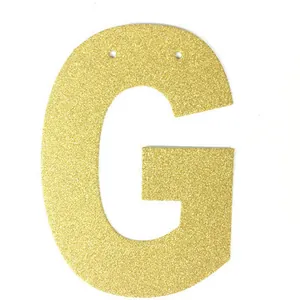 Détail de la lettre G dorée à paillettes pour décoration de guirlande de mariage