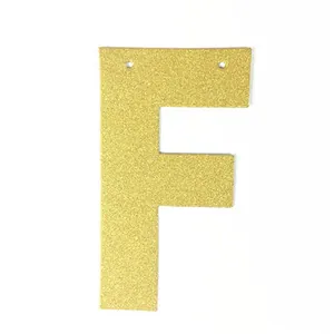 Détail de la lettre F à paillettes dorées avec deux trous pour guirlandes de mariage
