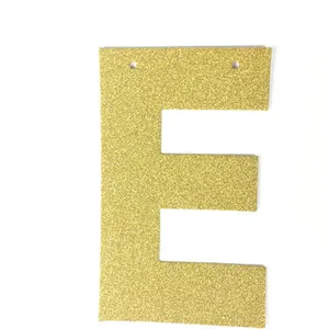 Lettre E dorée scintillante pour guirlande avec texture pailletée et trous de suspension