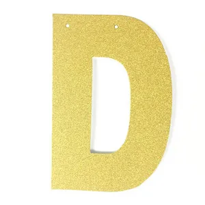 Détail d'une lettre D dorée à paillettes avec perforations pour bannières de fête DIY