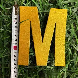 Détail d'une lettre M dorée pailletée de 15cm pour bannière Welcome Home avec mesure